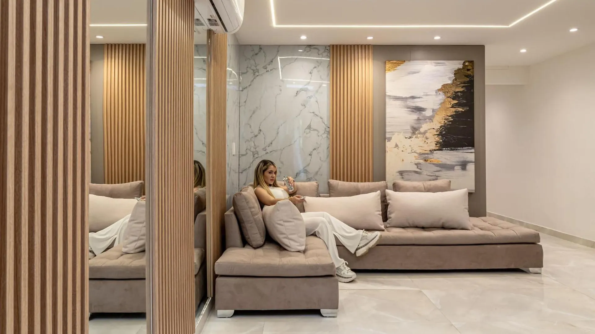 Cozy Apartment With A/C In North Medellin.
